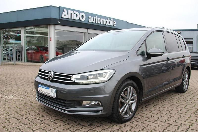 Grau Gebraucht 2017 VW Touran Comfortline Van / Kleinbus | 18.500 € (Teuer) - Bild 1/4
