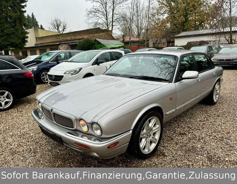 Silber (metallic) Gebraucht 2002 Jaguar XJR Limousine | 7.999 € - Bild 1/4