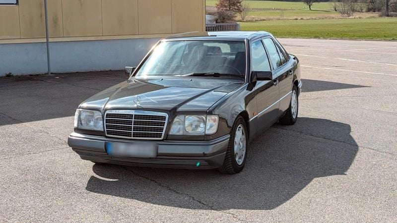 Second-hand Mercedes E320 220 CP (161 kW) 1994 Negru Berlinǎ