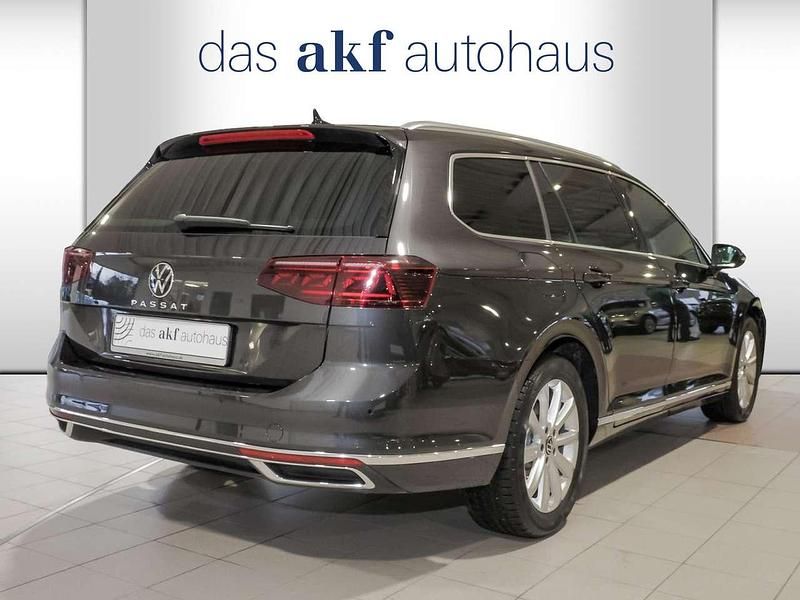 Gebraucht VW Passat Elegance 150 PS (110 kW) 2024 Mangangrau metallic Kombi