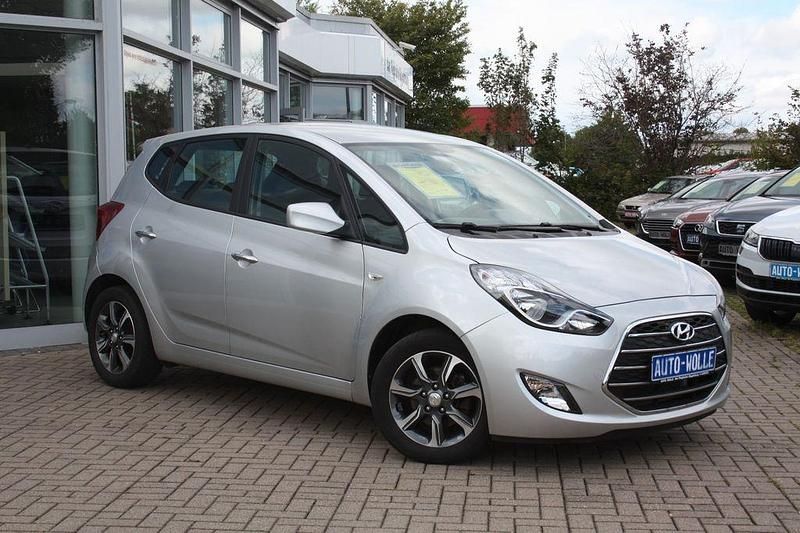 Silber Gebraucht 2015 Hyundai ix20 YES! Van / Kleinbus | 12.450 € (Fairer Preis) - Bild 1/4