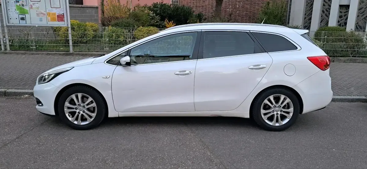 Usado Kia Ceed 130 CV (95 kW) 2015 Andere farben Utilitario