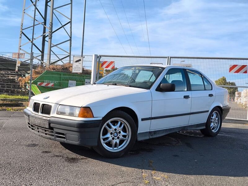 Weiß Gebraucht 1992 BMW 316 Limousine | 2.900 € - Bild 1/4