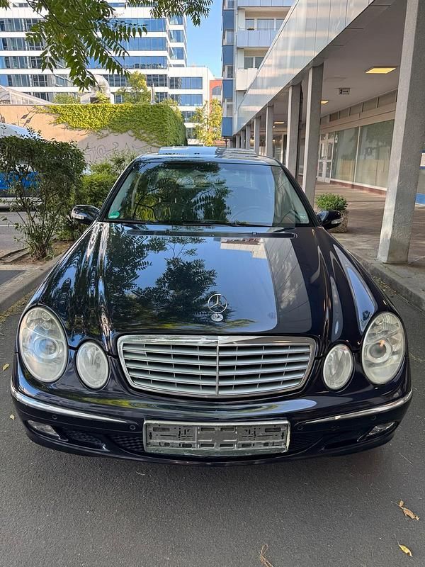 Blau Gebraucht 2004 Mercedes E200 Limousine | 5.000 € (Fairer Preis) - Bild 1/4