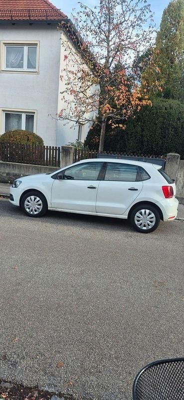 Weiß Gebraucht 2015 VW Polo Trendline Kleinwagen | 5.500 € (Superpreis) - Bild 1/4