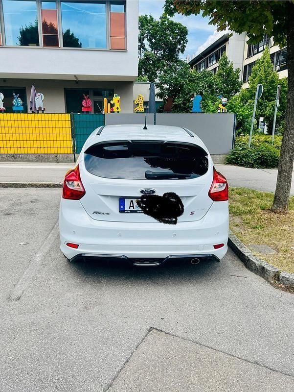 Weiß Gebraucht 2013 Ford Focus S Kleinwagen | 5.450 € (Fairer Preis) - Bild 1/4