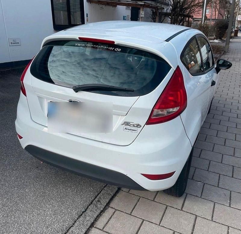 Gebraucht Ford Fiesta Ambiente 60 PS (44 kW) 2012 Weiß Kleinwagen