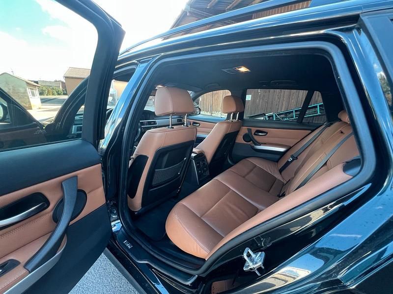 Gebraucht BMW 320 163 PS (119 kW) 2009 Schwarz Kombi