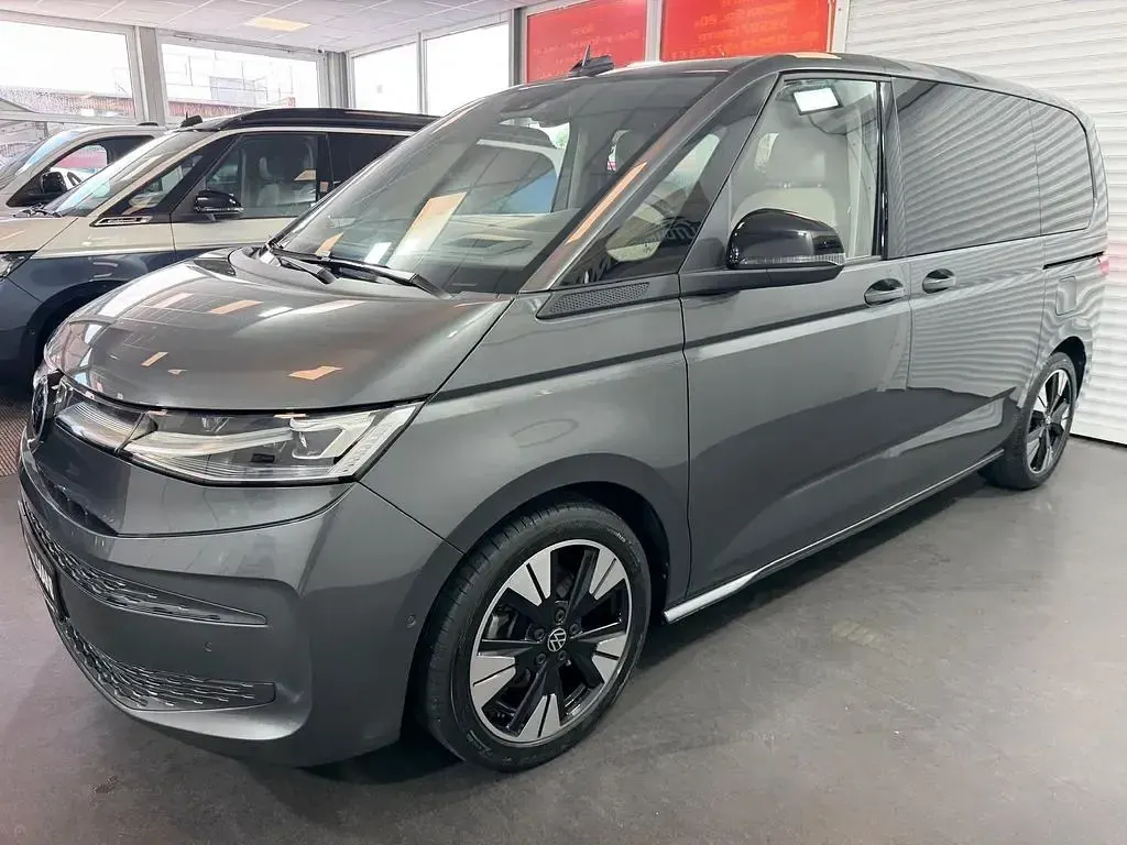 Gebraucht VW Multivan Life 150 PS (110 kW) 2024 Grau Van / Kleinbus