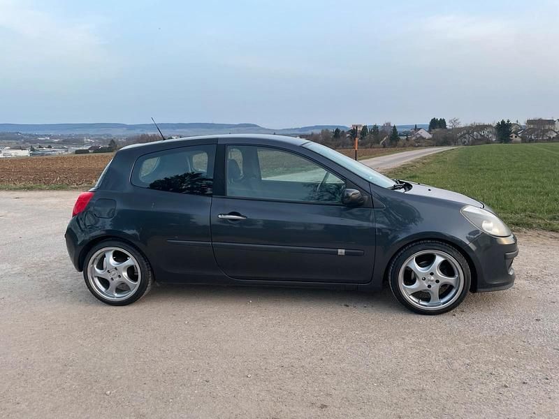 Gebraucht Renault Clio II 101 PS (74 kW) 2009 Grau Kleinwagen