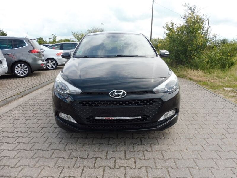 Schwarz Gebraucht 2015 Hyundai i20 Intro Edition Limousine | 8.900 € (Etwas zu teuer) - Bild 1/4