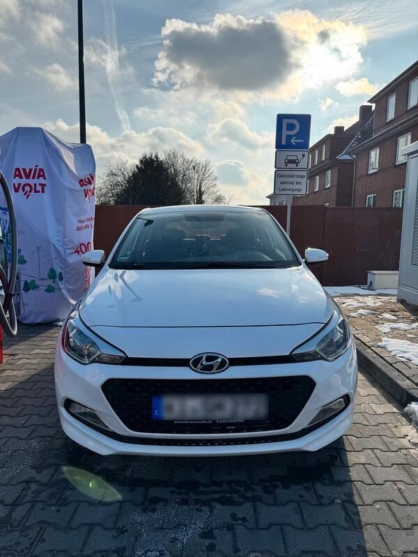 Weiß Gebraucht 2017 Hyundai i20 Active Limousine | 5.300 € (Superpreis) - Bild 1/4