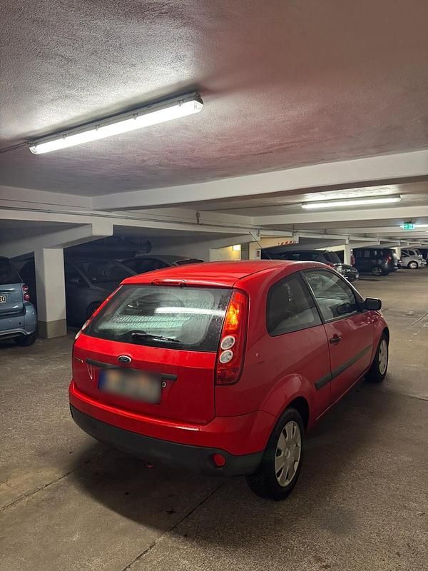 Gebraucht Ford Fiesta 59 PS (43 kW) 2005 Rot Kleinwagen