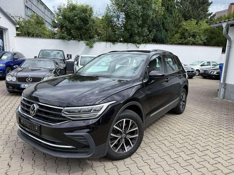 Deep black Gebraucht 2022 VW Tiguan Life SUV | 22.480 € (Fairer Preis) - Bild 1/4
