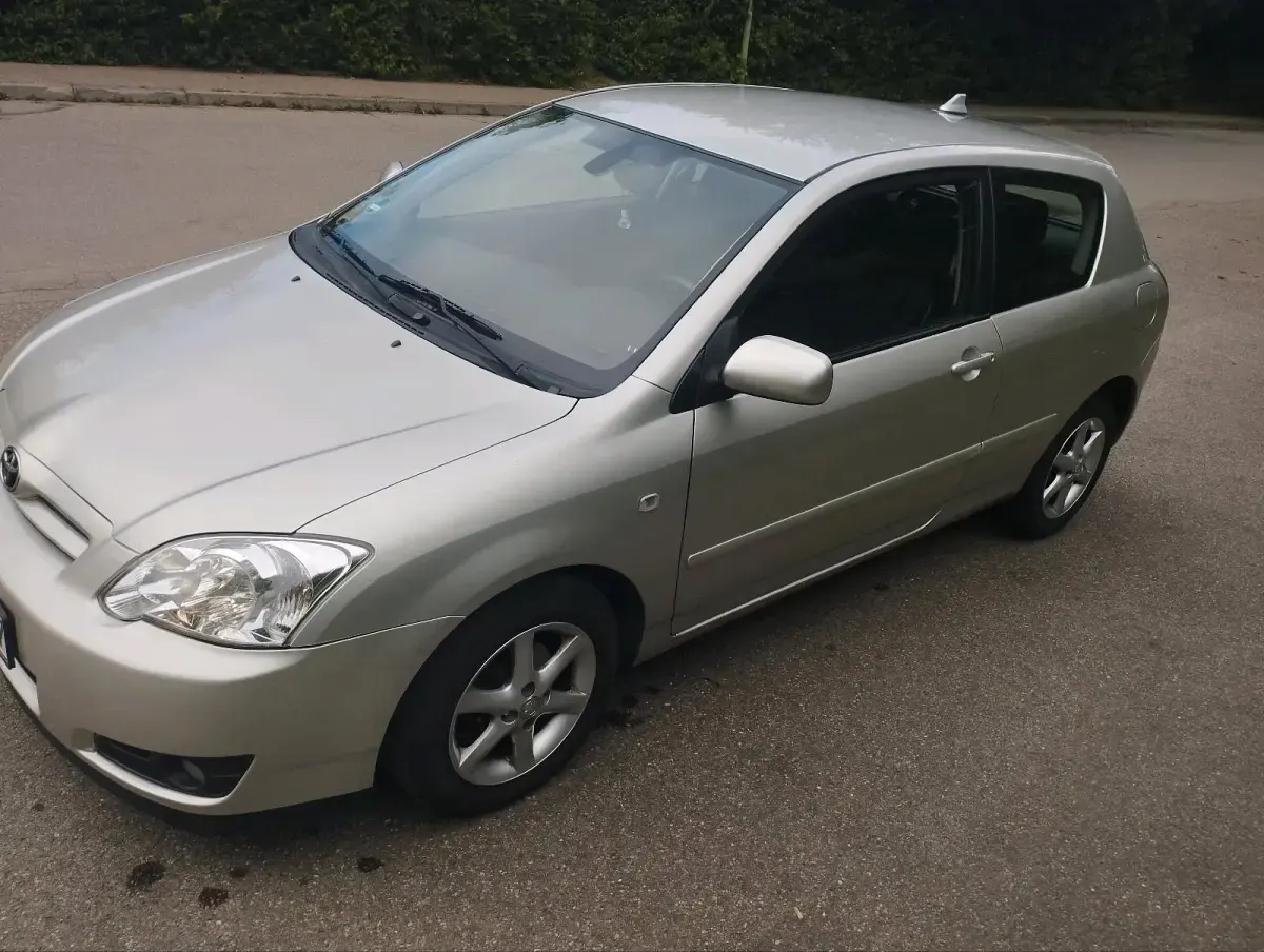 Gebraucht Toyota Corolla 97 PS (71 kW) 2004 Silber Kleinwagen