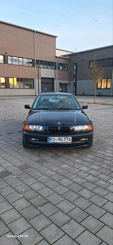 Blau Gebraucht 1998 BMW 323 Limousine | 4.000 € (Fairer Preis) - Bild 1/4