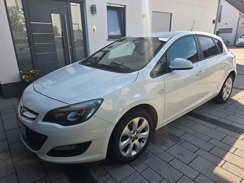 Weiß Gebraucht 2013 Opel Astra Selection Limousine | 4.200 € (Guter Preis) - Bild 1/4