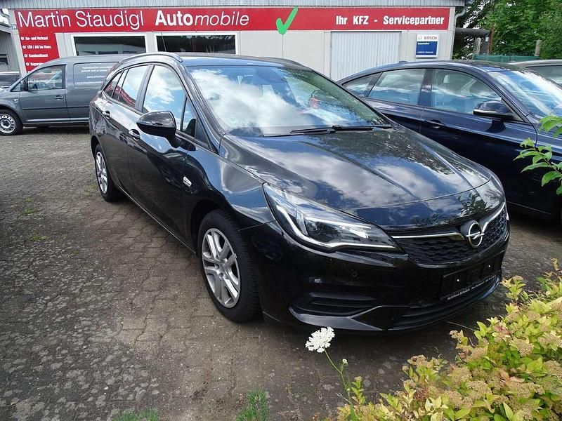 Onyx schwarz Gebraucht 2020 Opel Astra Edition Kombi | 18.200 € - Bild 1/4