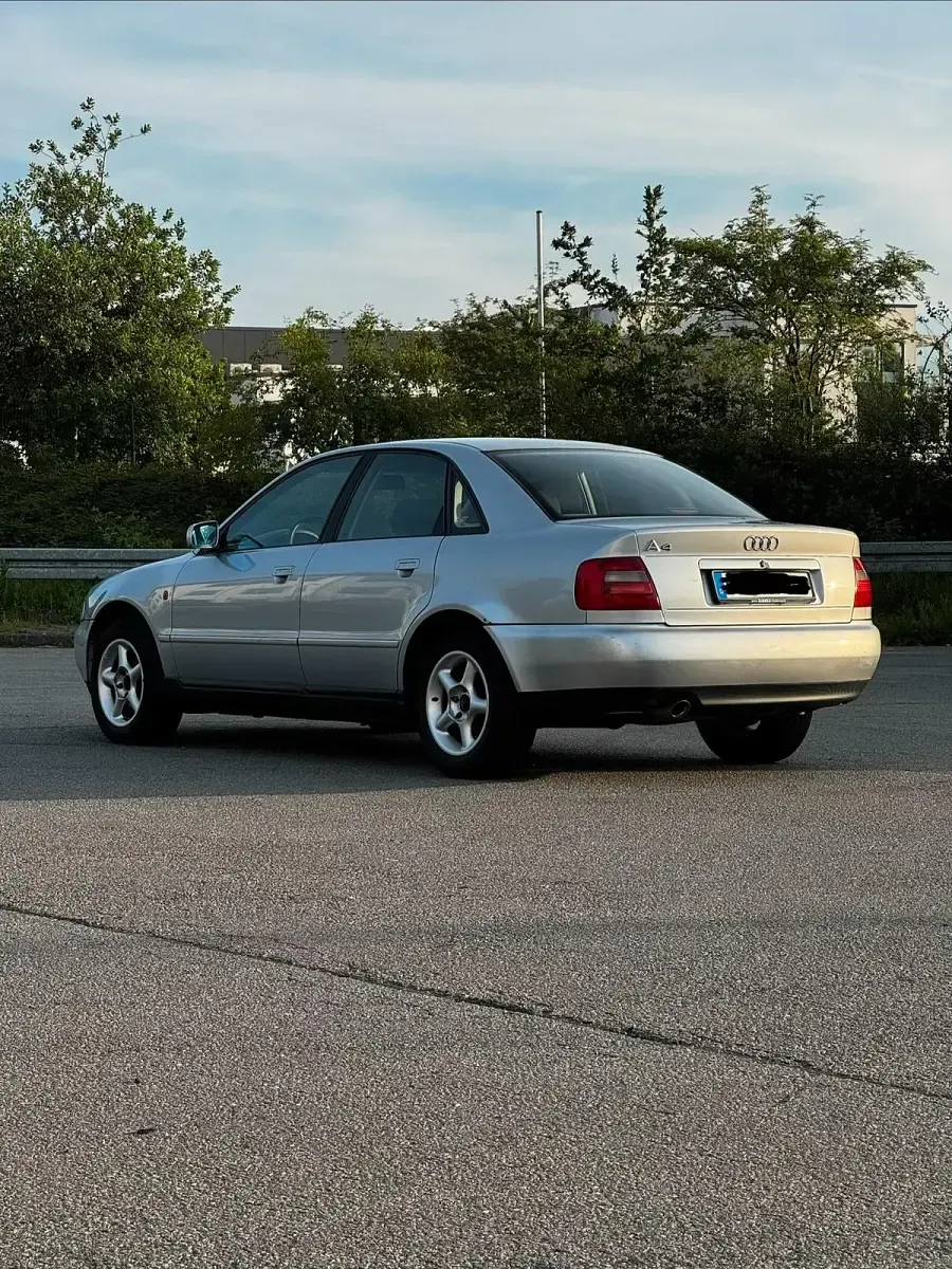 Gebraucht Audi A4 101 PS (74 kW) 1998 Silber Limousine