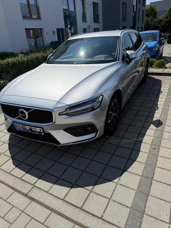 Silber Gebraucht 2021 Volvo V60 Momentum Kombi | 25.499 € (Guter Preis) - Bild 1/4