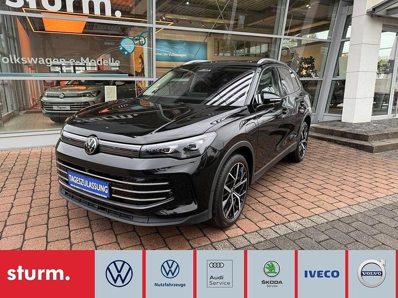 Grenadillschwarz metallic Neu 2025 VW Tiguan Elegance SUV | 59.480 € (Etwas zu teuer) - Bild 1/4