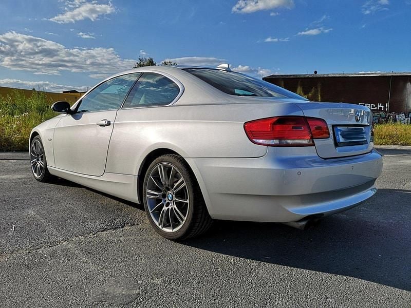 Silber Gebraucht 2008 BMW 330 Comfort Edition Coupé | 13.400 € (Fairer Preis) - Bild 1/4