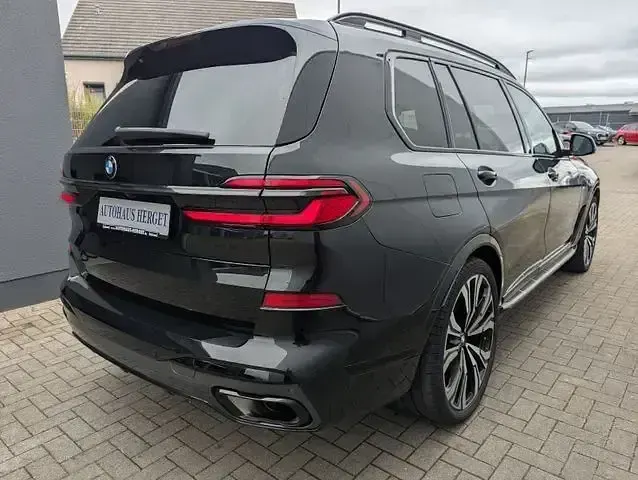 Gebraucht BMW X7 M Sport 352 PS (258 kW) 2024 Schwarz SUV