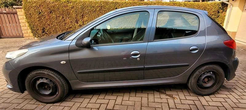 Gebraucht Peugeot 206+ 60 PS (44 kW) 2010 Silber Kleinwagen