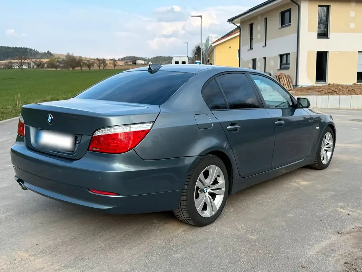 Second-hand BMW 520 176 CP (129 kW) 2010 Albastru Berlinǎ
