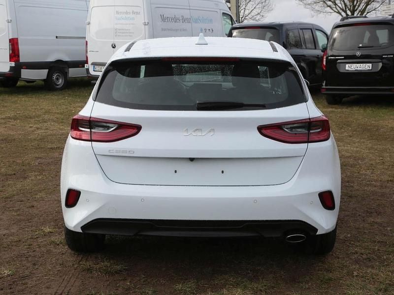Neu Kia Ceed Vision 140 PS (102 kW) 2025 Carraraweiß Kleinwagen