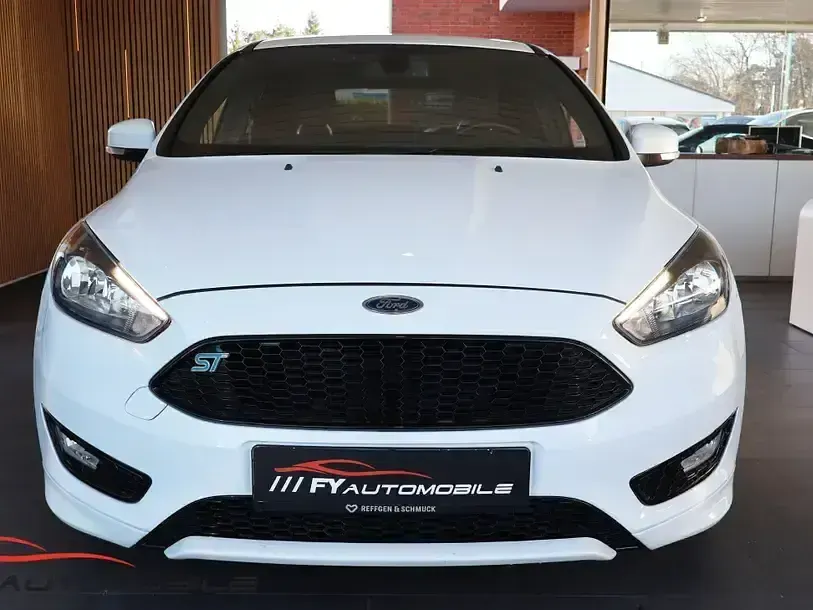 Gebraucht Ford Focus ST-Line 125 PS (91 kW) 2017 Weiß Limousine