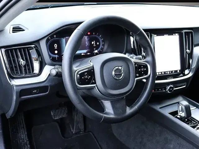 Gebraucht Volvo V60 Plus 197 PS (144 kW) 2025 Schwarz Kombi