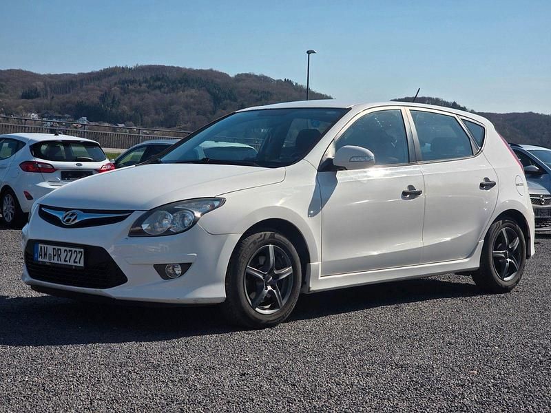 Gebraucht Hyundai i30 Classic 90 PS (66 kW) 2012 Weiß Limousine