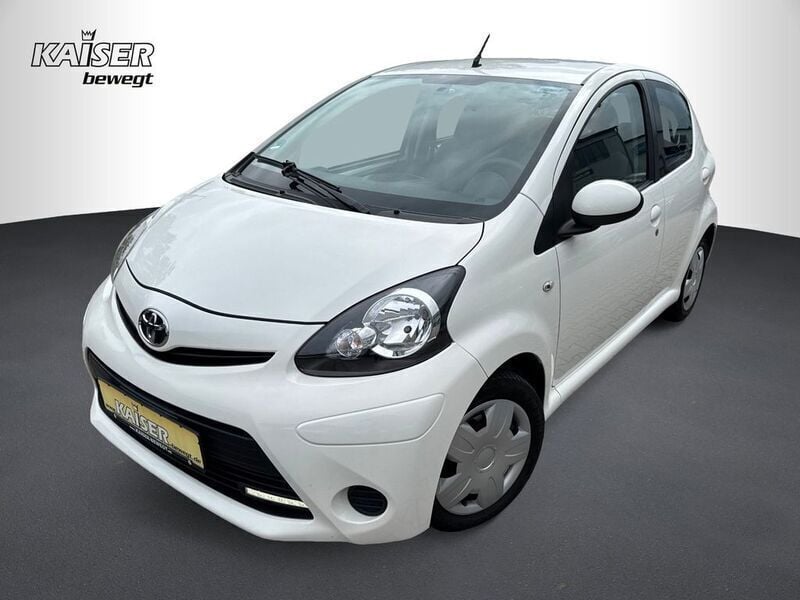 Weiß Gebraucht 2013 Toyota Aygo Cool Kleinwagen | 5.990 € (Etwas zu teuer) - Bild 1/4