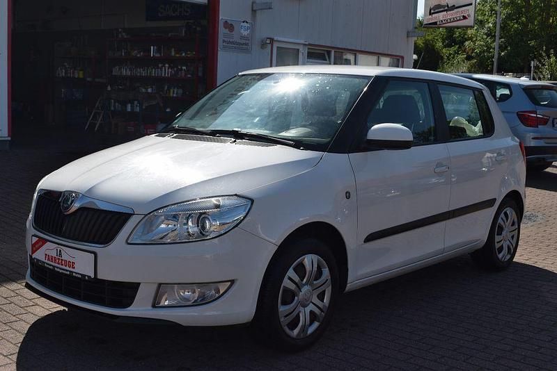 Weiß Gebraucht 2013 Skoda Fabia Ambition Kleinwagen | 2.950 € (Guter Preis) - Bild 1/4
