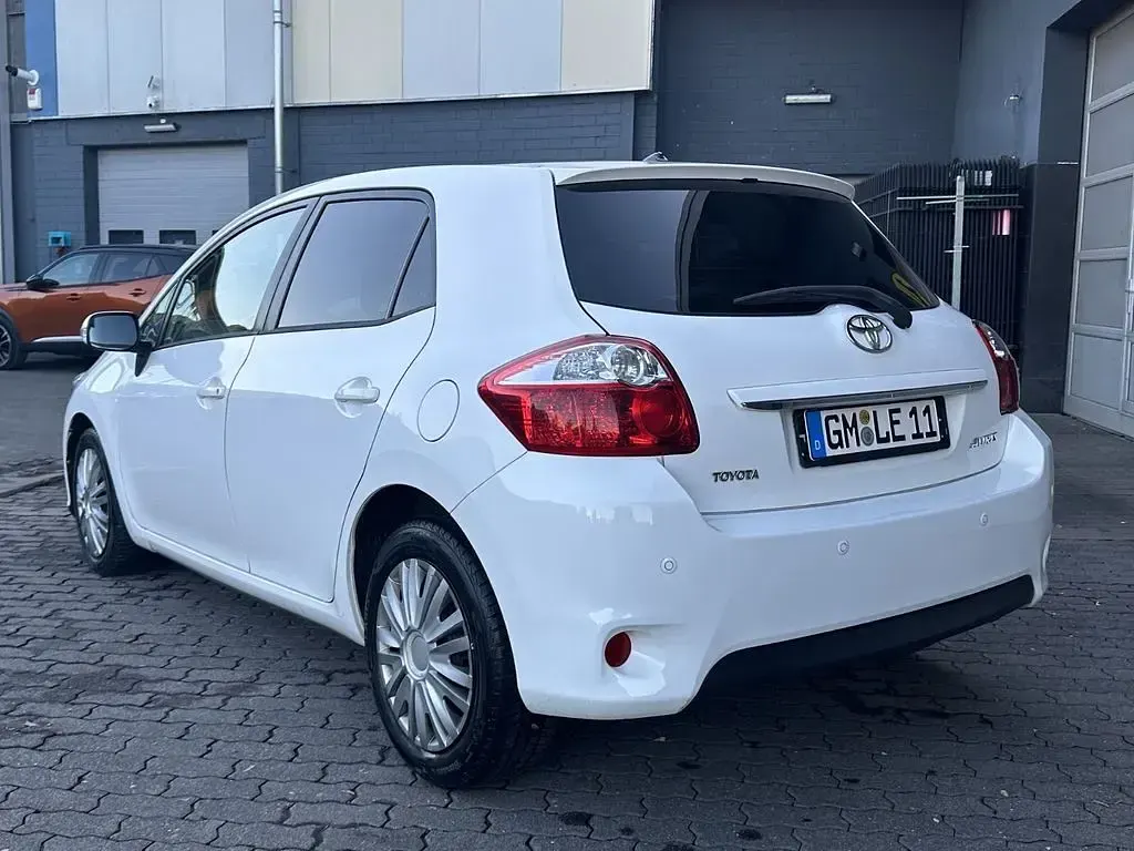 Gebraucht Toyota Auris 132 PS (97 kW) 2011 Weiß Kleinwagen