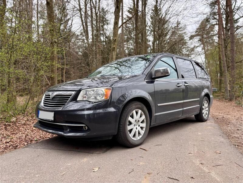 Grau Gebraucht 2013 Lancia Voyager Van / Kleinbus | 9.499 € (Fairer Preis) - Bild 1/4