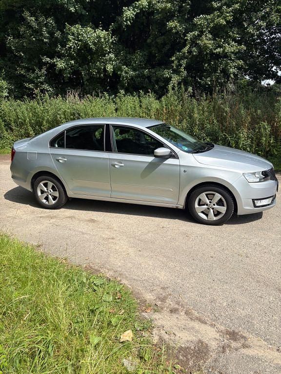 Silber Gebraucht 2013 Skoda Rapid Ambition Limousine | 8.289 € (Fairer Preis) - Bild 1/4