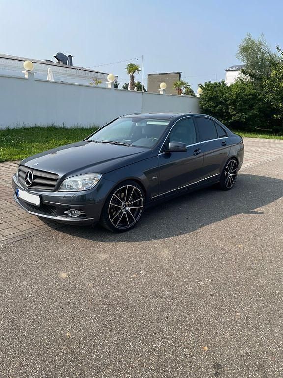 Grau Gebraucht 2010 Mercedes C200 Avantgarde Limousine | 11.000 € (Etwas zu teuer) - Bild 1/4