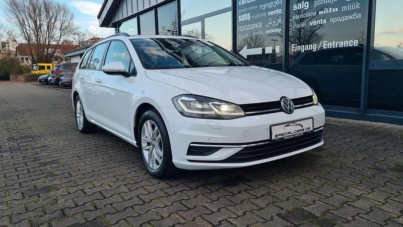 Weiß Gebraucht 2020 VW Golf VII Comfortline Kombi | 16.990 € (Superpreis) - Bild 1/4