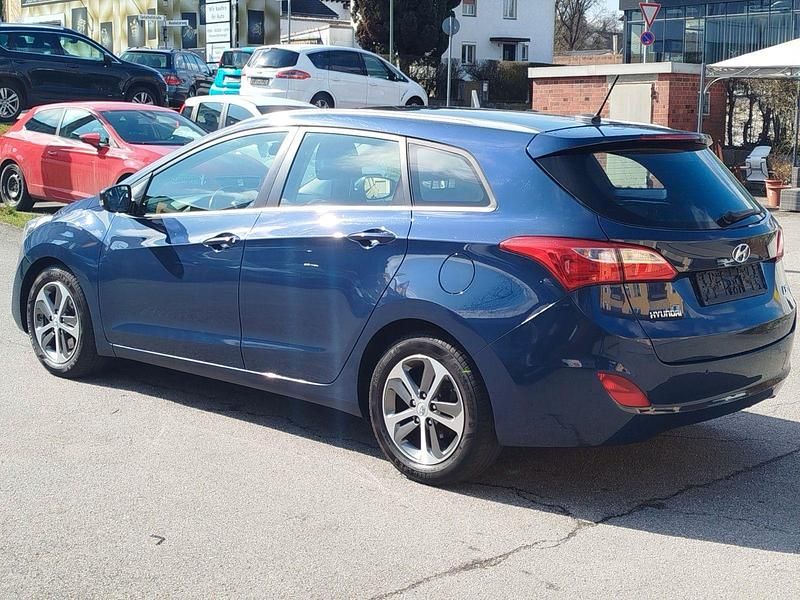 Gebraucht Hyundai i30 110 PS (80 kW) 2017 Blau Kombi