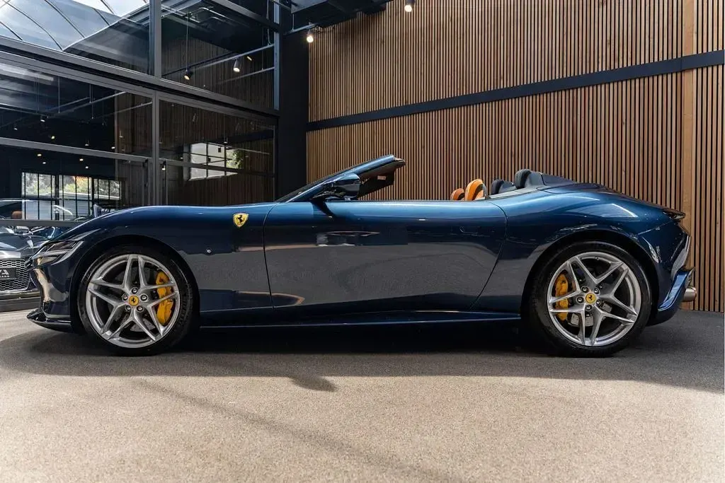 Gebraucht Ferrari Roma 620 PS (456 kW) 2024 Blau Cabrio