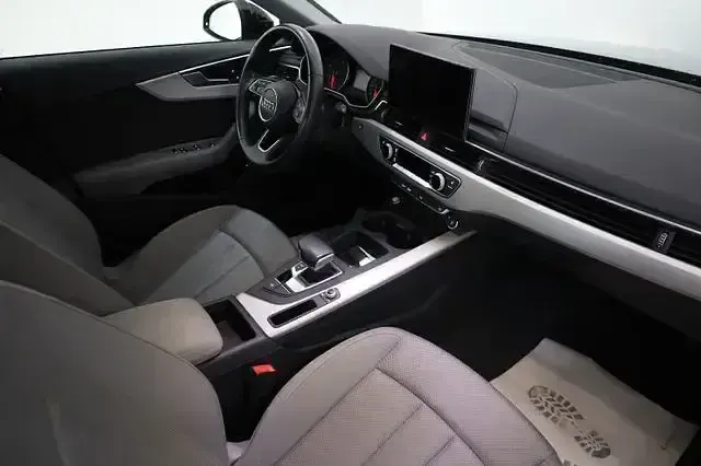 Gebraucht Audi A4 Basis 163 PS (119 kW) 2019 Schwarz Kombi
