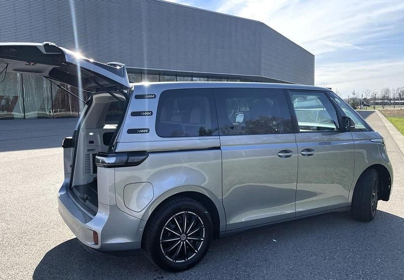 Second-hand VW ID. Buzz Pro 150 kW (204 CP) 2023 Argintiu Monovolum