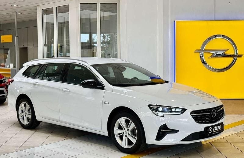 Weiss Gebraucht 2021 Opel Insignia Business Kombi | 19.996 € (Fairer Preis) - Bild 1/3