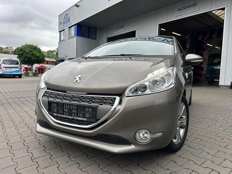 Grau Gebraucht 2013 Peugeot 208 Allure Kleinwagen | 5.499 € (Guter Preis) - Bild 1/4