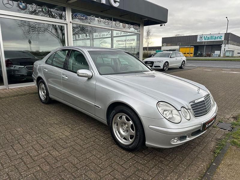 Gebraucht Mercedes E220 150 PS (110 kW) 2002 Silber Limousine