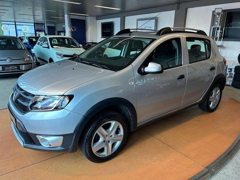 Grau Gebraucht 2013 Dacia Sandero Stepway Ambiance Limousine | 6.990 € (Fairer Preis) - Bild 1/4