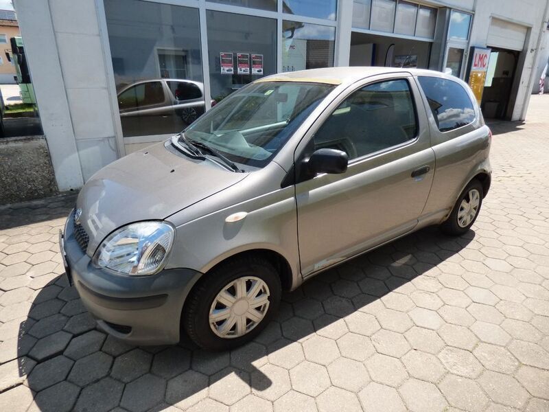 Grau Gebraucht 2004 Toyota Yaris Eco Limousine | 890 € (Guter Preis) - Bild 1/4