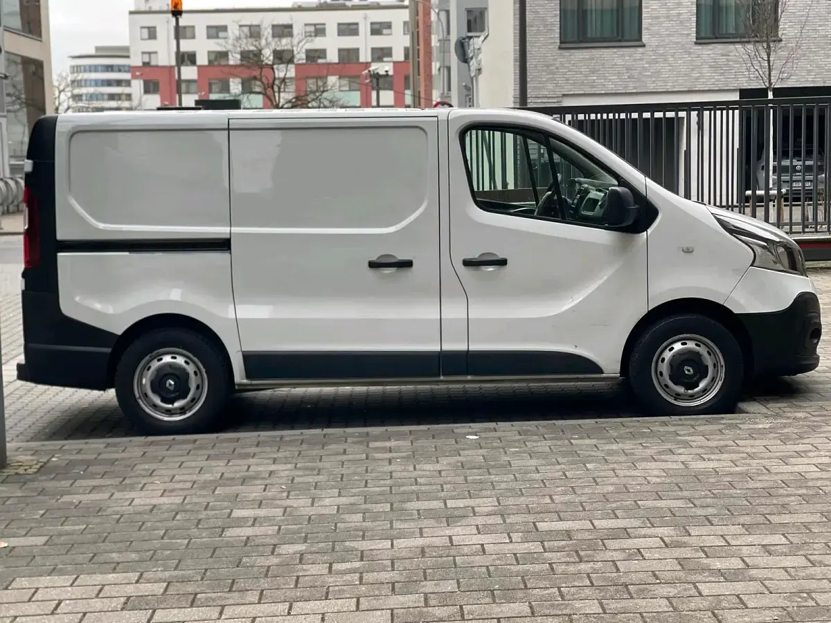 Gebraucht Renault Trafic 145 PS (106 kW) 2018 Weiß Van / Kleinbus